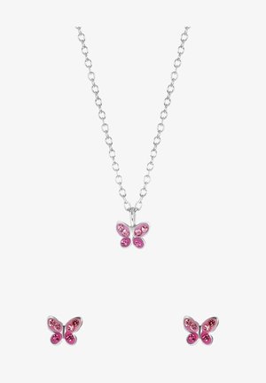 Collier en chaîne argentée avec un pendentif papillon rose orné de quatre strass, accompagné de boucles d'oreilles clous papillon roses assorties.