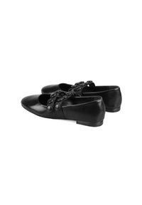 Schwarze Ballettflats mit glatter Lederoberfläche, spitzem Zehenbereich und dekorativen, knopfartigen Akzenten auf einem Band über dem oberen Teil.