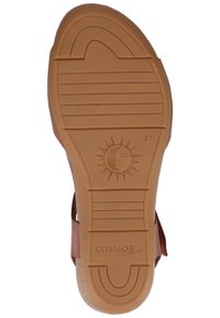 Hnědá gumová podrážka s dezénem, vyražené sluneční logo a značení "COSMOS comfort". Velikost 37 je uvedena na spodní straně.