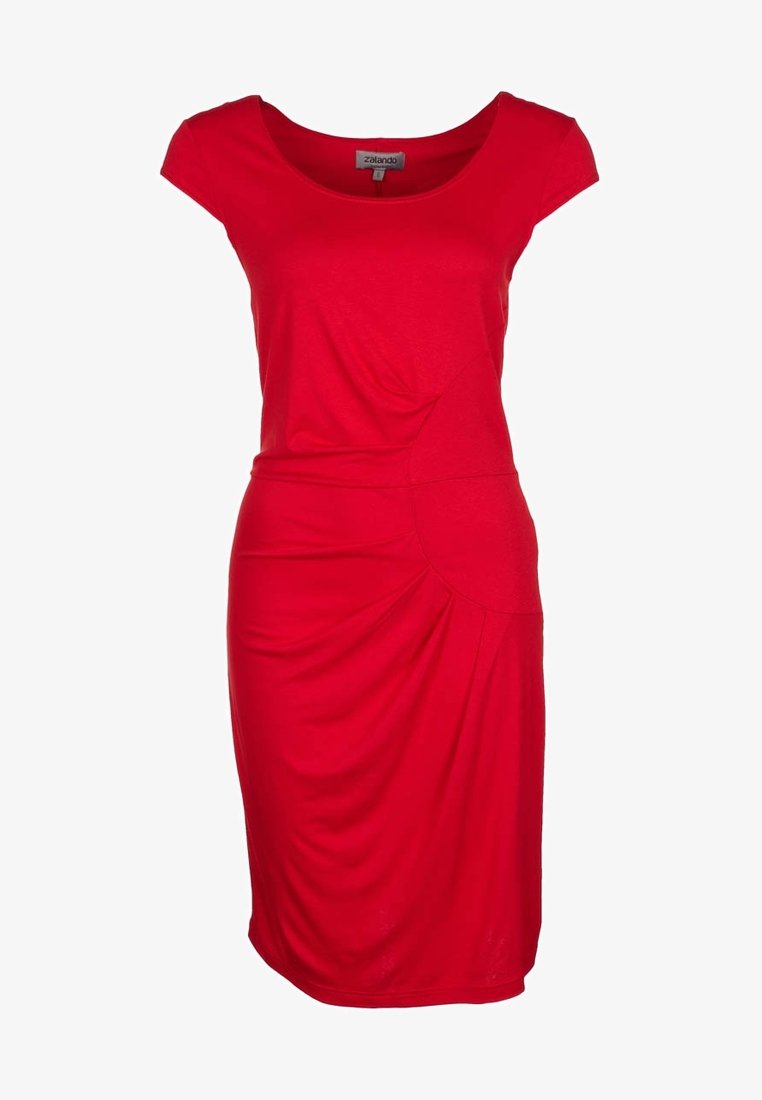 Abito rosso con maniche corte, realizzato in tessuto morbido. Presenta un scollo rotondo e dettagli drappeggiati sul fronte per una silhouette elegante.