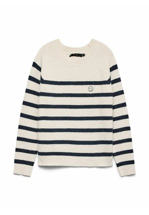 Roomkleurige trui met marineblauwe horizontale strepen en een klein geborduurd smiley gezichtje op de linkerborst, met een ronde hals en lange mouwen.