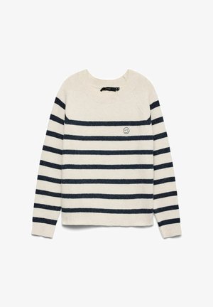 Maglione color crema con strisce orizzontali blu navy e una piccola faccina sorridente ricamata sul lato sinistro del petto, con scollo rotondo e maniche lunghe.