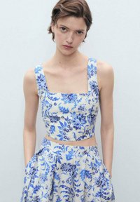 Blommig crop top och kjol set i krämfärg med blå mönster, med fyrkantig halsringning och breda band, texturerad tyg och fickor.