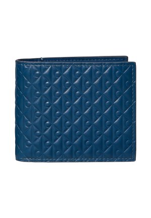 Blåt læderpung med prægede geometriske mønstre foldet sammen mod hvid baggrund.