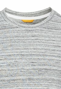 Gråstribet sweater med rund halsudskæring, lavet af et tekstureret strikket stof. Har et kontrasterende gult mærke indeni kraven.
