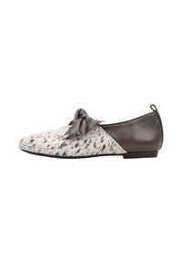Ballerines avec un dessus à taches blanches et brunes et un talon en cuir marron, présentant un nœud décoratif à l'avant. Design à semelle plate.