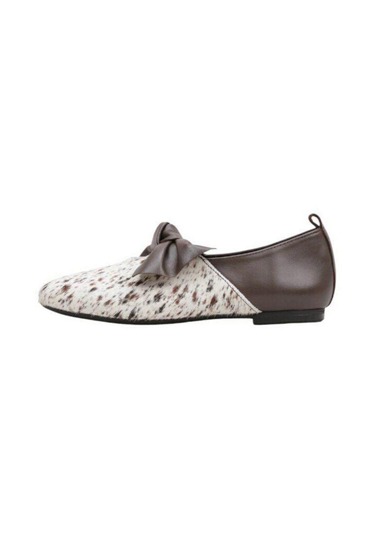 Ballerines avec un dessus à taches blanches et brunes et un talon en cuir marron, présentant un nœud décoratif à l'avant. Design à semelle plate.