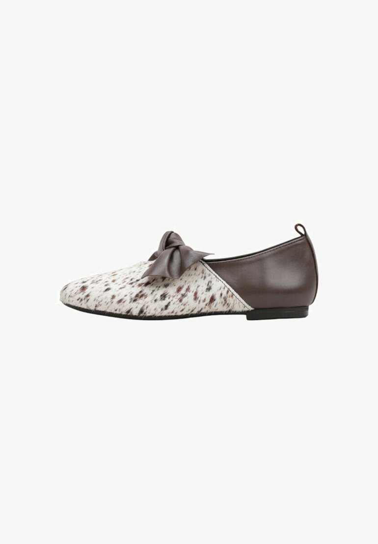Ballerines avec un dessus à taches blanches et brunes et un talon en cuir marron, présentant un nœud décoratif à l'avant. Design à semelle plate.