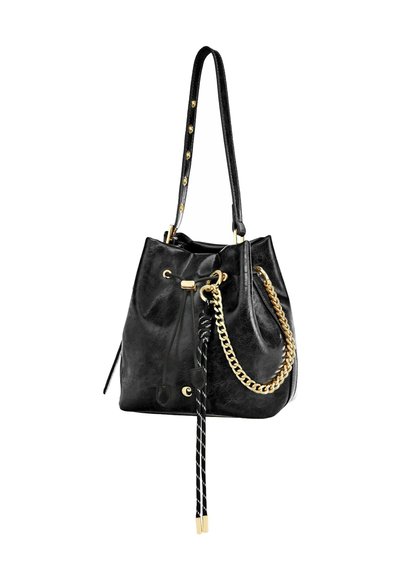 Črna usnjena vedrnasta torba z nastavljivim naramnim trakom, zlatim verižnim detajlom in zapiranjem na vrvico s črnimi in belimi vrvicami.