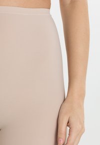 Maidenform SLEEK SMOOTHERS  - Alakformáló ruházat - paris nude