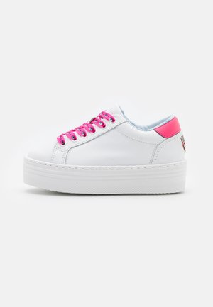 Hvid platformsneaker med knaldrosa snørebånd og hælkappe, synlige syninger og tekstureret sål på en ensfarvet baggrund.