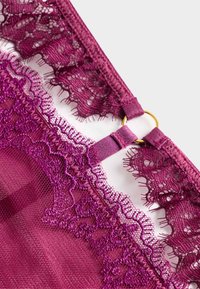 Bordeaux kant lingerie met bloemenkant afgewerkt, voorzien van een gouden metalen ring, verfijnde details en een zachte mesh textuur.