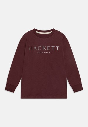 Chemise bordeaux à manches longues avec l’inscription "HACKETT LONDON" imprimée en lettres argentées et blanches sur la poitrine, col rond et poignets côtelés.