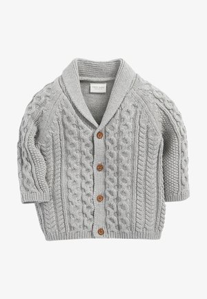 Lysegrå babycardigan med kabelstrikket mønster, sjalskrave og fire brune knapper ned foran.