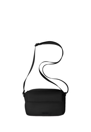 Sac bandoulière rectangulaire noir avec sangle réglable, poche avant à rabat et fermeture éclair sur le dessus.