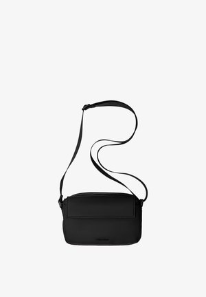 Sac bandoulière rectangulaire noir avec sangle réglable, poche avant à rabat et fermeture éclair sur le dessus.