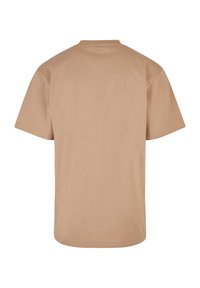Braunes Baumwoll-T-Shirt mit Rundhalsausschnitt, kurzen Ärmeln und geradem Saum. Die Rückseite ist schlicht mit einer glatten Textur.