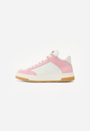 Sneakers con upper in pelle bianca e dettagli in pelle rosa, punta rotonda, suola in gomma piatta e un dettaglio ad occhio in tonalità oro sul lato.