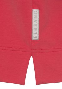 Shorts rossi in cotone con una leggera elasticità, caratterizzati da un design ritagliato all'orlo e un'etichetta in tessuto grigia cucita di lato.