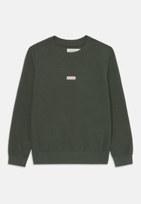 Maglioncino verde scuro a maglia con scollatura rotonda a coste, maniche lunghe e una piccola etichetta con il logo Calvin Klein sul petto.