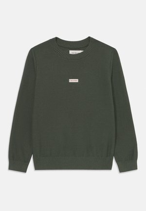 Maglioncino verde scuro a maglia con scollatura rotonda a coste, maniche lunghe e una piccola etichetta con il logo Calvin Klein sul petto.