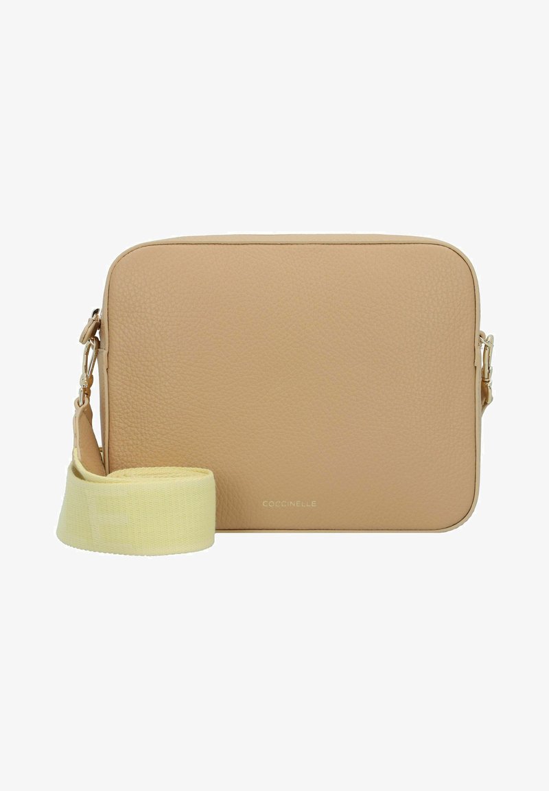 Sac bandoulière en cuir brun à surface texturée, de forme rectangulaire, avec une bandoulière en tissu jaune. Le devant présente un logo de marque.