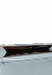 Clutch in finta pelle blu chiaro con un esterno testurizzato, bordo superiore scallopato e una foderatura interna marrone che presenta vari scomparti.