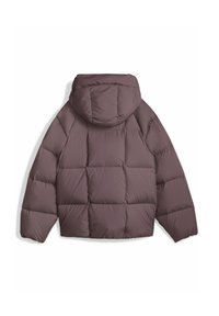Puffjakke i en dyb mauve farve, med hætte, quiltet design og en boxy silhuet. Lavet af glat, letvægtsmateriale.