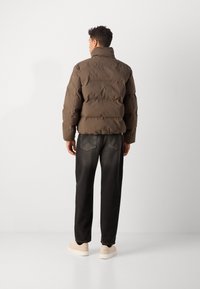 Lindbergh CROPPED SEAMLESS PUFFER JACKET - Zimska jakna - khaki