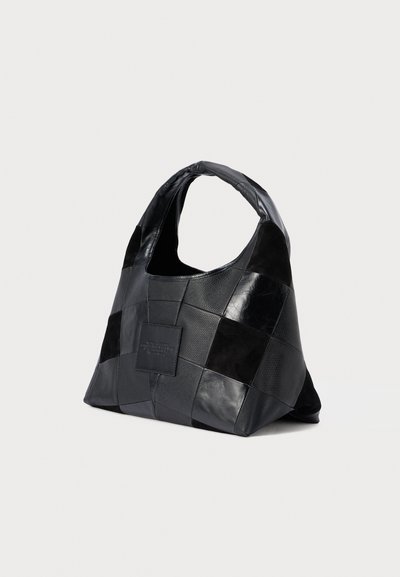 Geantă tote din piele neagră cu un design împletit, având o textură netedă și o etichetă logo dreptunghiulară. Mânere largi și curbate pentru o purtare ușoară.