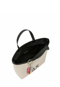 Borsa tote beige con accenti neri, materiale texturizzato, manici superiori, tasca interna e un portachiavi colorato con dettagli rosa e blu.
