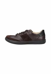Baskets basses en cuir et daim marron foncé avec un accent de talon noir, fermeture lacée et semelle en caoutchouc noire, vues de côté.