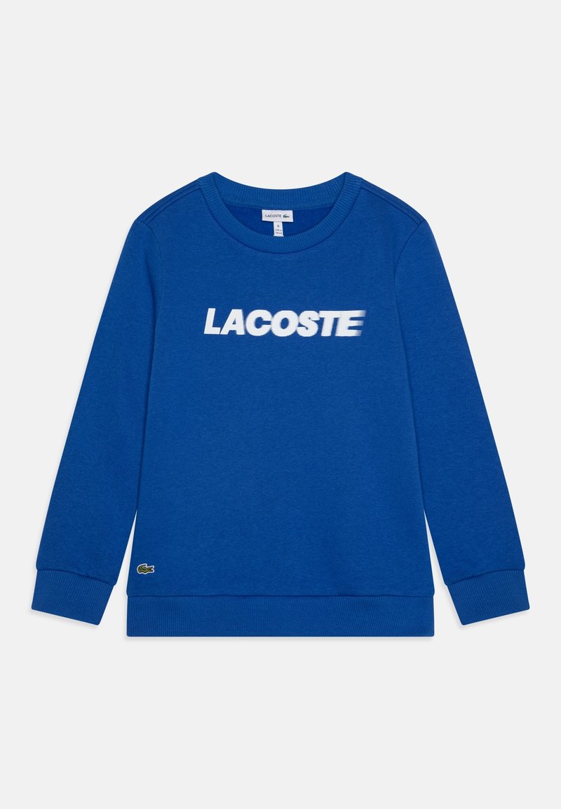 Blauwe sweatshirt met lange mouwen met "LACOSTE" in het wit over de borst geschreven en een klein groen krokodillenlogo nabij de onderzoom.