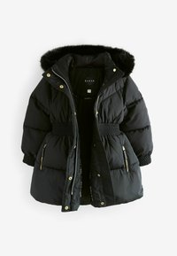 Crna puffer jakna s kapuljačom od umjetnog krzna, elastičnim strukom, zlatnim detaljima, džepovima na zip, i kviltanom teksturom. Postavljena unutrašnjost.