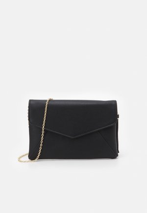 Zwarte clutch in envelopstijl met een gouden kettingriem op een effen witte achtergrond.