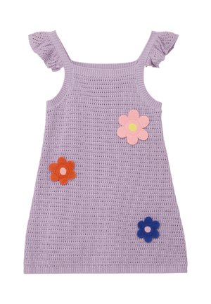 Lavendelfarbenes ärmelloses Strickkleid mit Rüschenträgern und drei großen, bunten Blumenapplikationen in Pink, Orange und Blau.