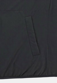 Veste rembourrée noire avec une poche latérale verticale, texture lisse, ourlet élastique, détails de couture et un design minimaliste.