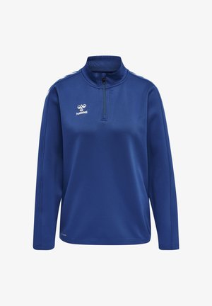 Blå sportstrøje med lange ærmer, kvart lynlås, høj krave, hvid hummel-logo på brystet og hvide chevron-striber på skuldrene.
