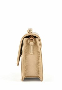 Beżowa skórzana torebka o teksturowanym wykończeniu, z złotymi akcentami i zapięciem magnetycznym. Kompaktowy design o usztywnionym kształcie.