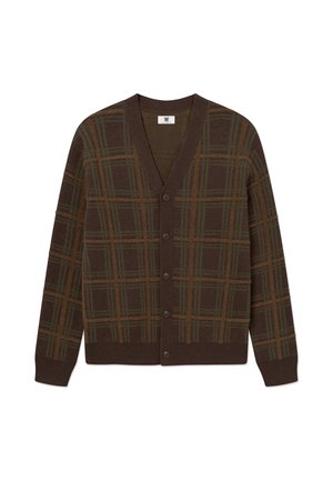 Cardigan marron boutonné avec motif à carreaux verts et oranges, manches longues, poignets et ourlet côtelés.