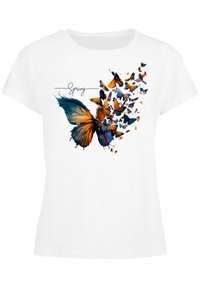 Weißes T-Shirt mit einem großen, bunten Schmetterlingsdruck in Blau, Orange und Lila, umgeben von kleineren Schmetterlingen, beschriftet mit "Frühling".