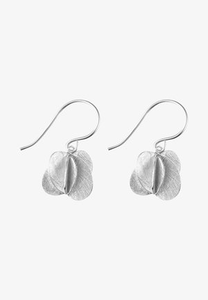 Boucles d'oreilles en forme de feuilles argentées avec une finition texturée et un design en crochet, présentant deux feuilles superposées pour un esthétique naturaliste.
