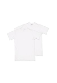 Dwa gładkie białe t-shirty z krótkim rękawem, z okrągłym dekoltem, nakładające się na siebie na białym tle.