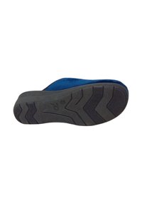 Scarpa slip-on blu in suede con suola in gomma nera texturizzata caratterizzata da un motivo zigzag per una migliore aderenza. Design piatto senza hardware visibile.
