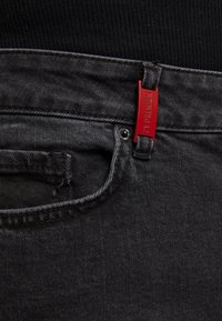 SLIM FIT - Prigludę džinsai - washedblack