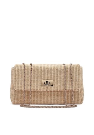 Sac à main tissé beige de forme rectangulaire, fermoir à fermeture métallique à torsion et fine bandoulière chaîne en métal.