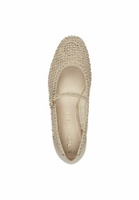 Beige ballerinat sandaalit, joissa on pyöreä kärki, joustava hihna ja hillitty kultainen yksityiskohta. Sisävuori on sileä ja brändin logo on kohokuvioitu.