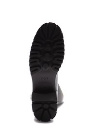 Suola di stivale in gomma nera con un motivo di grip testurizzato, tacco largo e marchio in rilievo. Made in Italy, taglia 37.