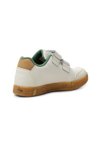 Sneaker bianco con tomaia in pelle liscia, rivestimento in tessuto verde e cinturini in velcro. Presenta una suola in gomma naturale con punteggiature colorate.