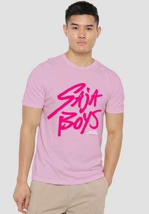 Helles pinkes T-Shirt mit auffälligem, neonglänzendem rosa Schriftzug "Saja Boys". Aus weichem Baumwollmaterial, mit kurzen Ärmeln und klassischem Rundhalsausschnitt.